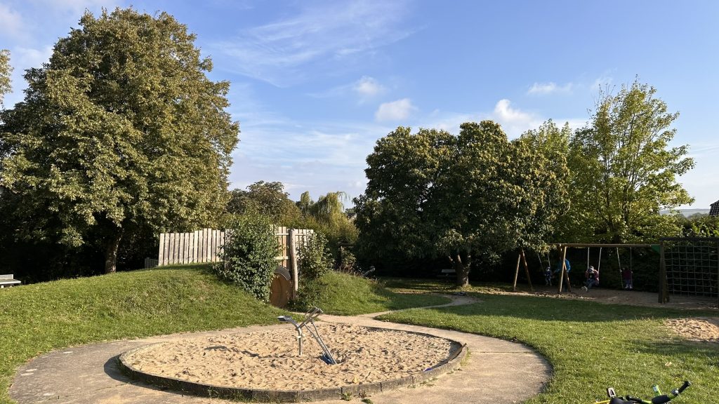 Hier auf dem Königsfelder Kinderspielplatz soll ein Sonnensegel installiert werden