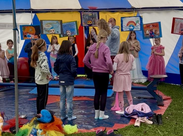 Zum Finale präsentierten alle Gruppen stolz ihre Werke – ein fröhlicher Abschluss einer besonderen Woche.