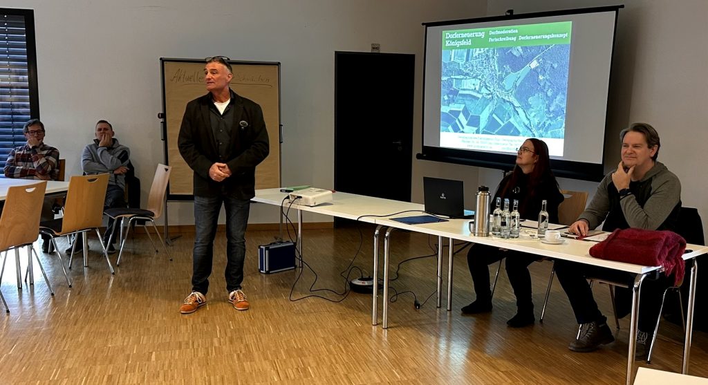 Bürgermeister Günter Dietzler begrüßt die rund 70 Teilnehmerinnen und Teilnehmer der Dorfkonferenz.