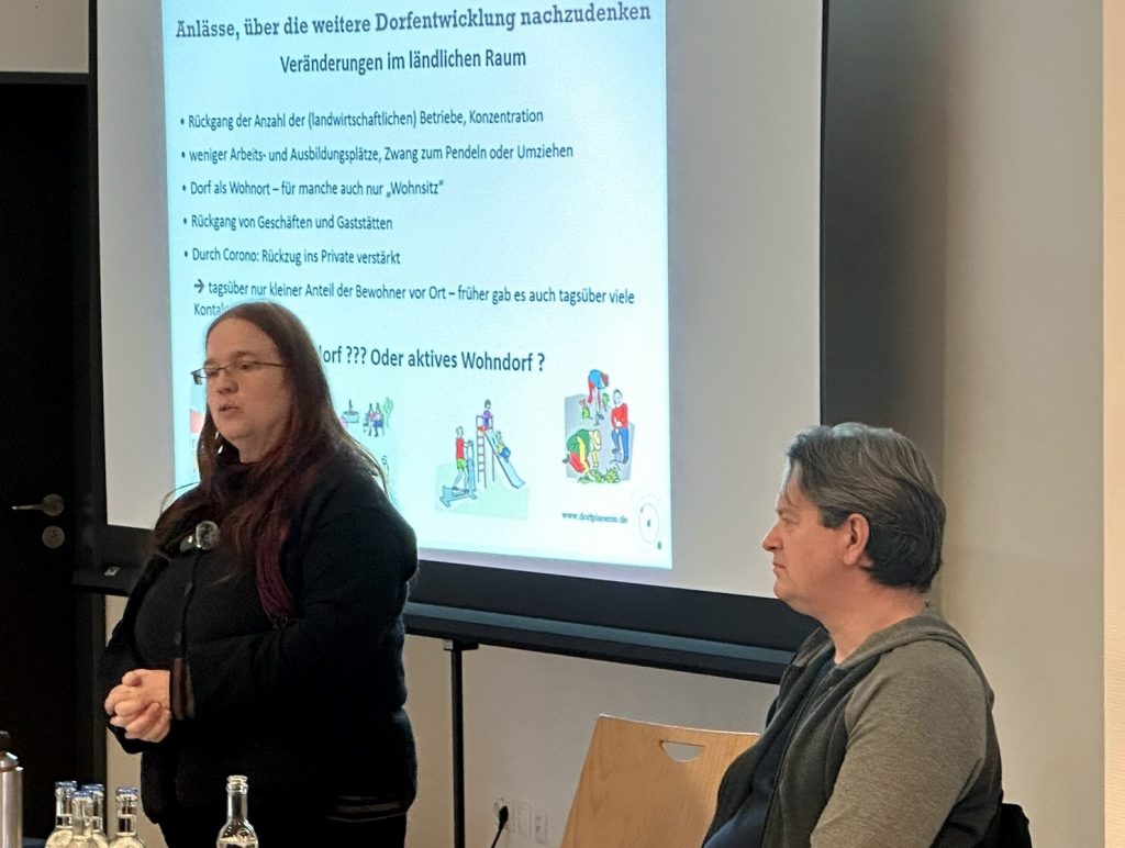 Dorfplanerin Nathalie Franzen erklärt den Ablauf – die Reise in die Zukunft kann beginnen.