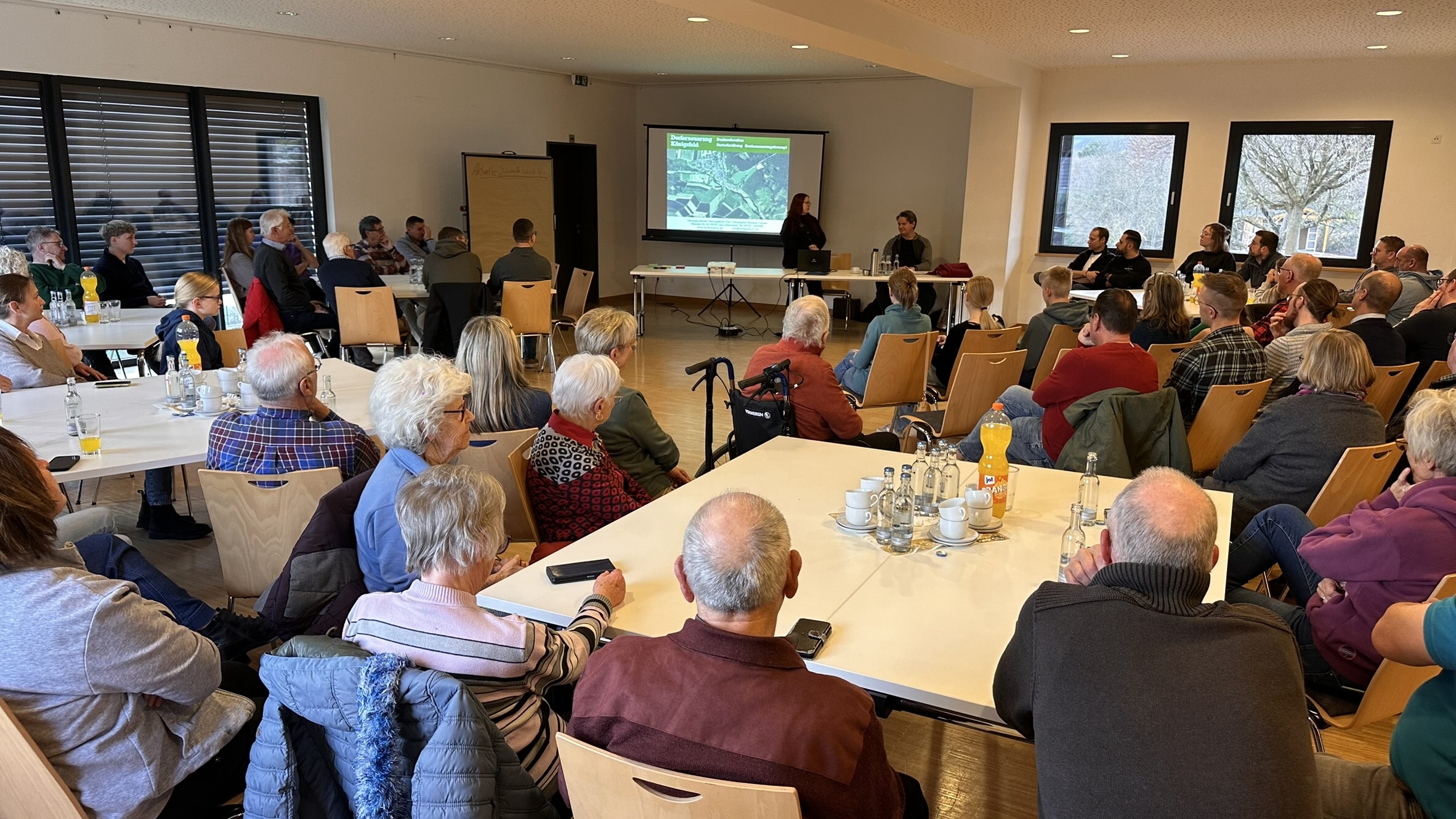 Blick in den Saal: Rund 70 Bürgerinnen und Bürger diskutieren engagiert über Ideen und Visionen für ihr „Königsfeld 2040“