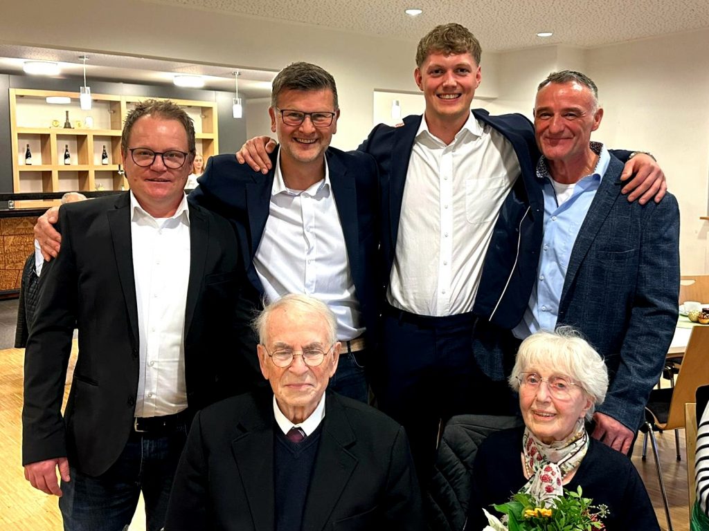 Die Ehrung der Teilnehmer Peter und Lieselotte Heuser durch den Ortsbürgermeister Günter Dietzler mit seinen beiden Beigeordneten Christian Hammer und Oliver Greis sowie dem Vorsitzenden der Königsfelder Junggesellen Peter Lehnhoff (Foto: Saskia Antwerpen)