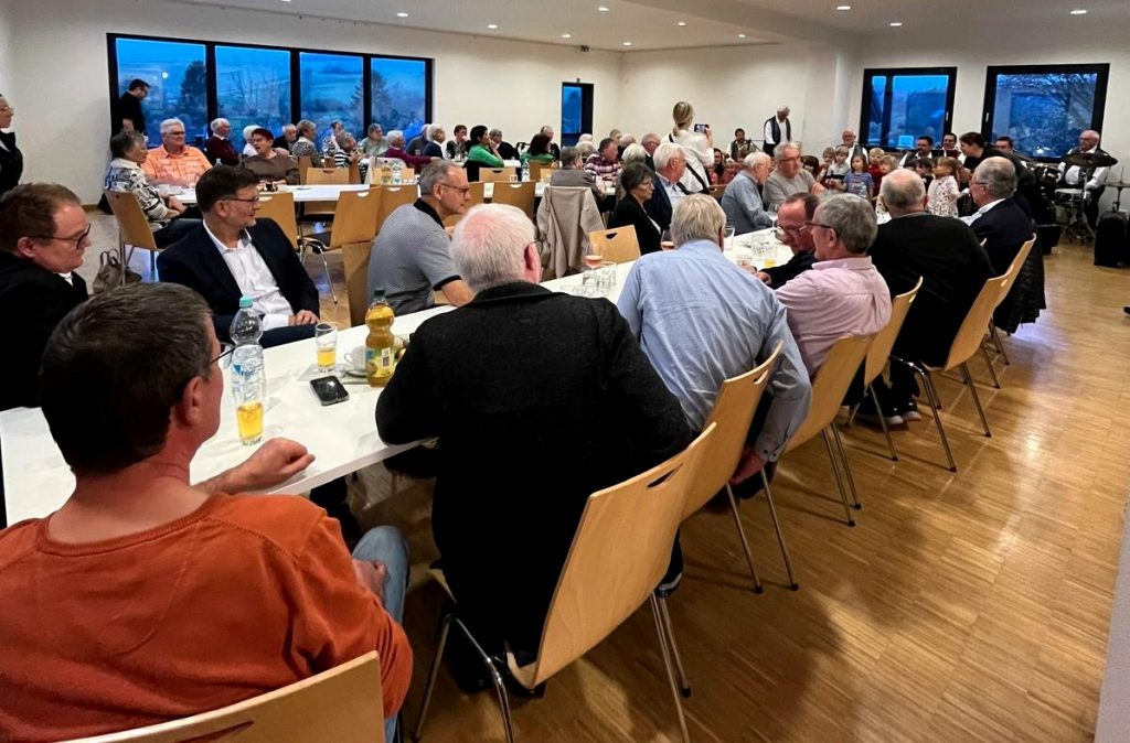 Blick in das gut gefüllte Königsfelder Bürgerhaus (Foto: Felix Zepp)