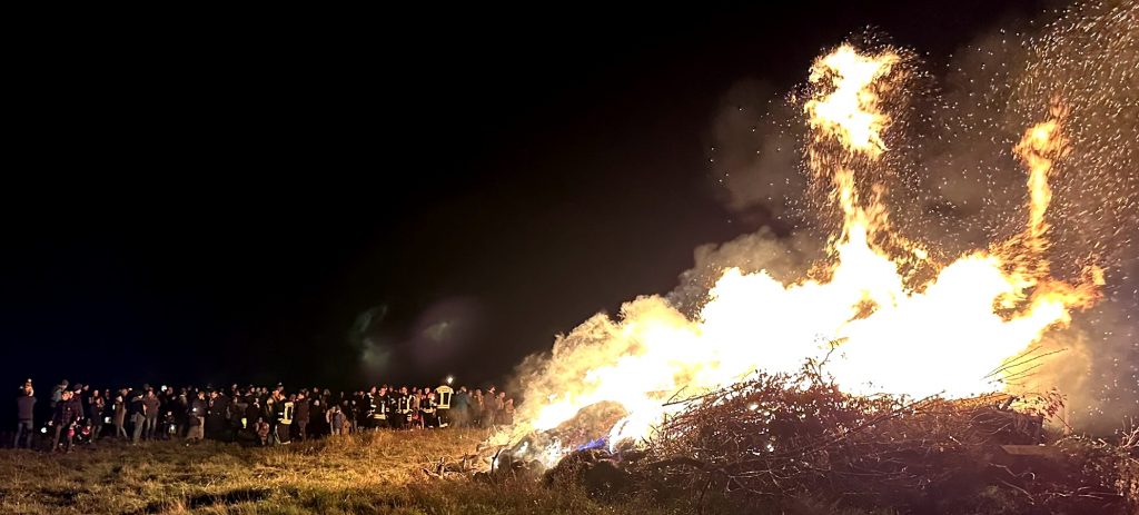 Zahlreiche Königsfelder - Groß und Klein - zogen mit zum Martinsfeuer