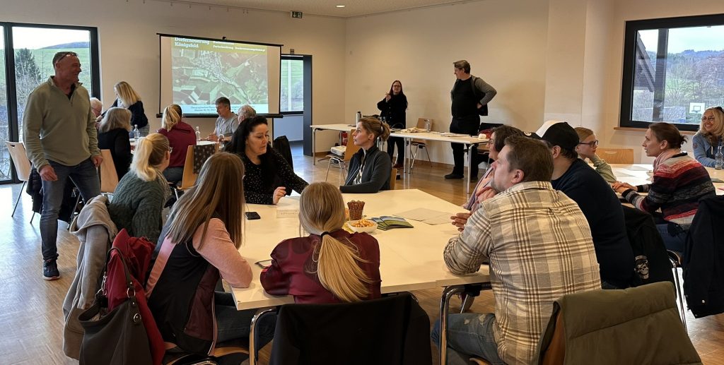 Im Anschluss an die Dorfbegehung wurde im Bürgerhaus in den Arbeitsgruppen weitergearbeitet