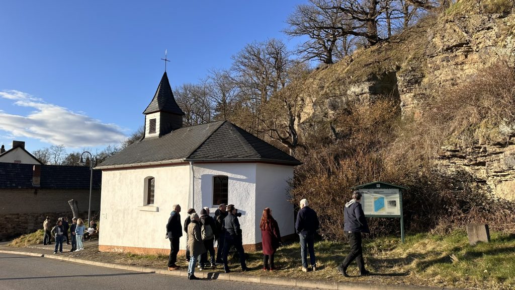 "Was ist hier an der Maternus-Kapelle an Veränderungen möglich?" - Diese Frage wurde von Alt-Bürgermeister Hans-Josef Zipp gestellt.lt.