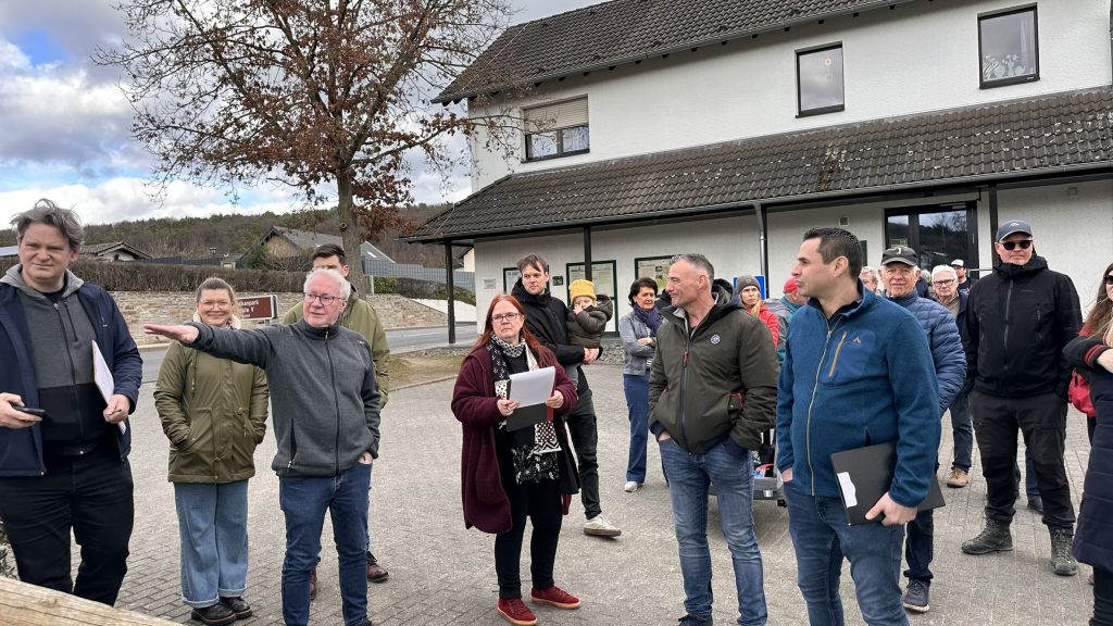 Paul Michels, 1. Vorsitzender von "Os Künnesfeld" mit Ausführungen zur neuen Boulebahn