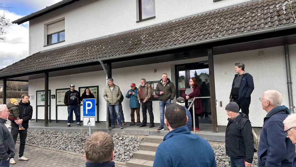Ortsbürgermeister Günter Dietzler bei der Begrüßung der interessierten Bürger